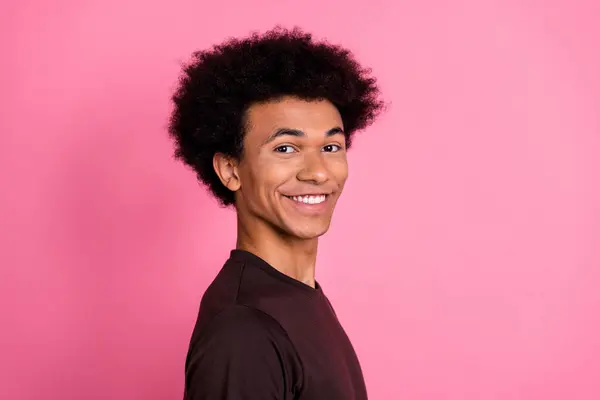 Foto Retrato Belo Jovem Atraente Posando Com Dentes Brancos Sorrindo — Fotografia de Stock