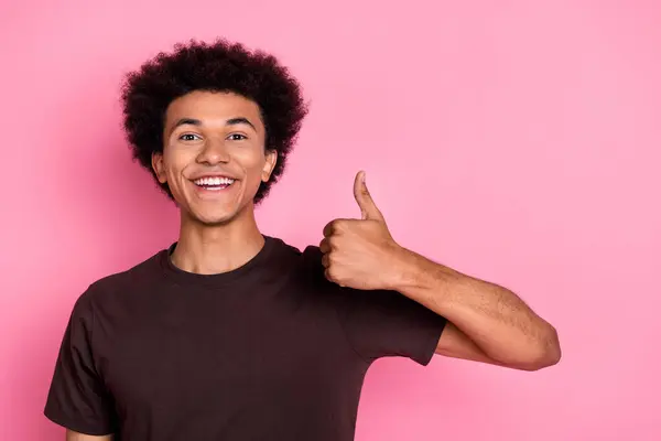 Портрет Оптимистичного Молодого Человека Носить Коричневую Футболку Большой Палец Вверх — стоковое фото