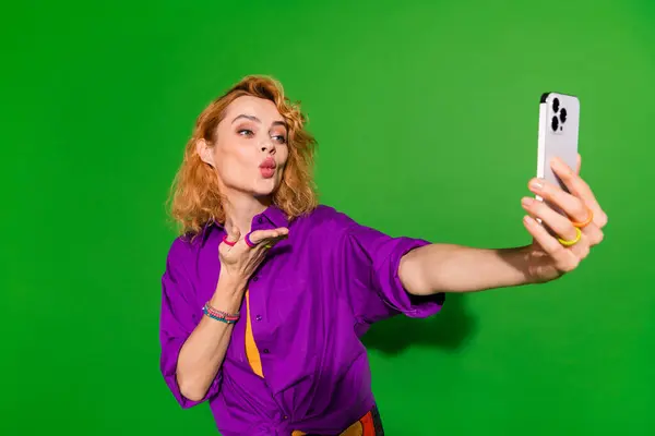 Zdjęcie Portret Ładna Młoda Dziewczyna Zrobić Selfie Wysłać Powietrze Pocałunek — Zdjęcie stockowe