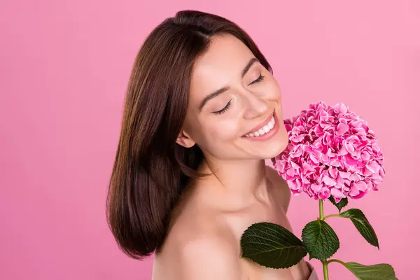 Photo Joyful Attractive Girl Flowers Floral Ingredient Fragrance Beauty Concept — Stock Photo, Image