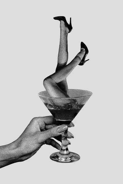 垂直的照片拼贴手拿着马提尼玻璃杯鸡尾酒会的腿在高跟鞋派对的酒吧里隔离在漆漆的背景下 — 图库照片