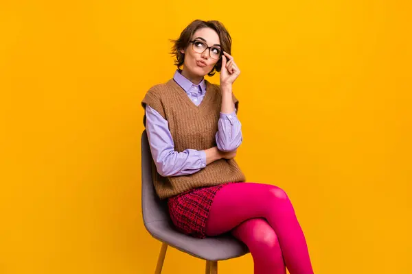 Foto Retrato Mujer Atractiva Sentarse Silla Mirada Punto Inseguro Espacio — Foto de Stock