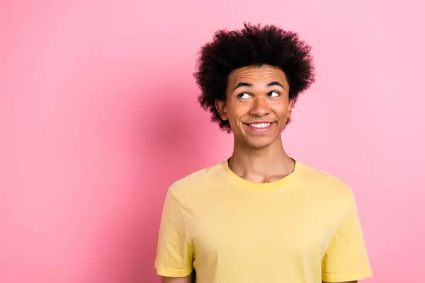 Portret Miłego Młodego Człowieka Myśleć Puste Miejsce Nosić Żółty Shirt — Zdjęcie stockowe