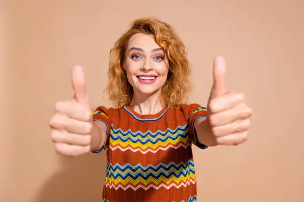 Portret Van Optimistisch Meisje Met Gember Kapsel Gebreide Shirt Met — Stockfoto