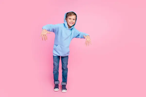 陽気な少年フードヘッドアームダンスヒップホップのフルサイズの写真 ピンク色の背景に隔離された空のスペース — ストック写真
