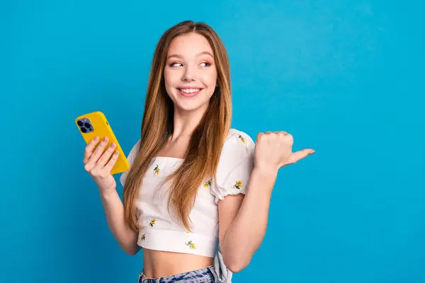 Foto Chica Positiva Feliz Uso Célula Inteligente Gadget Dedo Dedo — Foto de Stock
