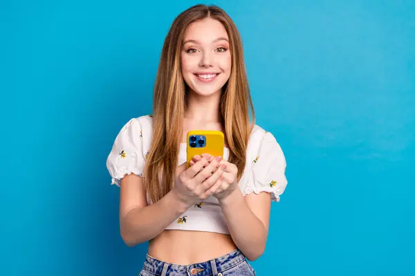Foto Chica Positiva Feliz Utilizando Tecnología Gadget Aislado Fondo Color — Foto de Stock