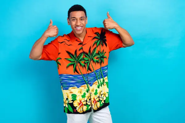 Photo Cool Confident Guy Dressed Print Shirt Showing Two Thumbs — Stock Photo, Image