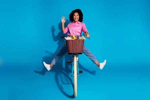 Neşeli Pozitif Kadının Tam Boy Fotoğrafı Pembe Gömlekli Bisiklet Sürerken — Stok fotoğraf