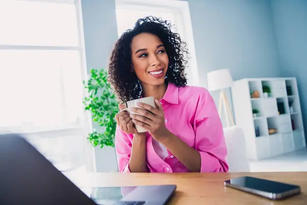 漂亮的年轻姑娘工作喝咖啡的照片上网本企业家穿着时髦的粉色衣服现代室内办公工作站 — 图库照片