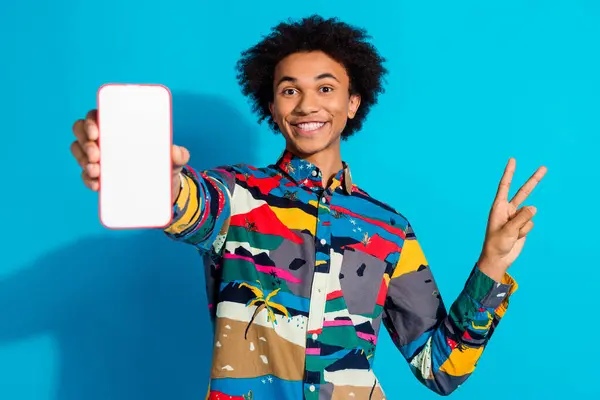 Photo Portrait Handsome Young Guy Hold Gadget Show Screen Sign — Stock Photo, Image