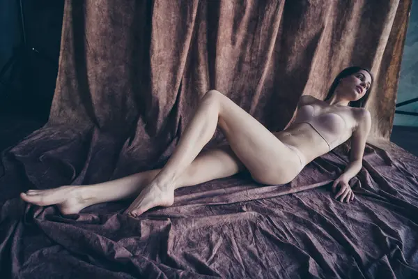 Foto Tidak Ada Sentuhan Wanita Cantik Berbaring Berjemur Menawarkan Koleksi — Stok Foto