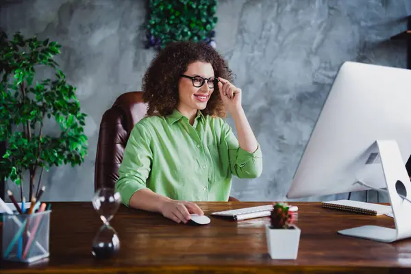 Photo Charming Successful Lady Office Manager Seo Sitting Working Modern — Stock Photo, Image