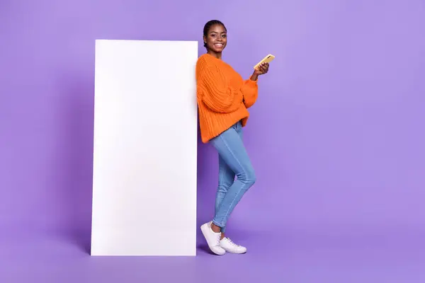 Full Size Profile Side Photo Young Girl Promo Use Smartphone — Stockfoto
