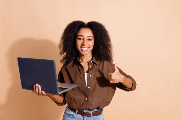 Portrait Atraktif Woman Wavy Hairstyle Dressed Brown Shirt Hold Laptop — Stok Foto