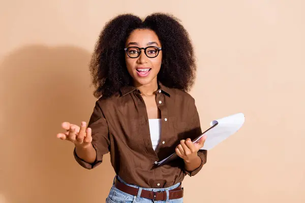 Portrait Intelligent Woman Dressed Brown Shirt Eyewear Hold Clipboard Ask — Stok Foto