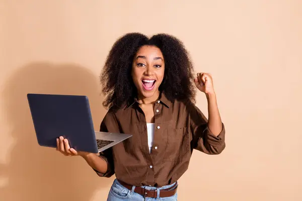 Potret Wanita Yang Sangat Gembira Dengan Rambut Bergelombang Memegang Laptop — Stok Foto