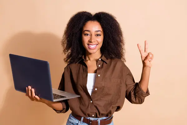 Portrait Intelligent Woman Wavy Hairstyle Dressed Brown Shirt Hold Laptop — Stok Foto