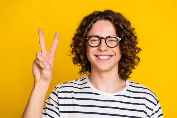 Potret Remaja Rambut Keriting Tersenyum Pria Mengenakan Bergaris Shirt Membuat — Stok Foto