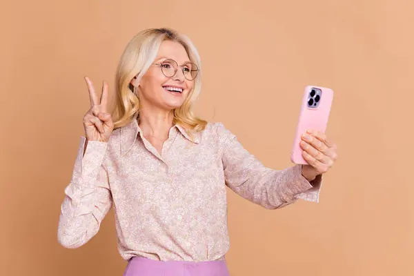 Photo Portrait Nice Retired Female Take Selfie Show Sign Wear — Stock Photo, Image