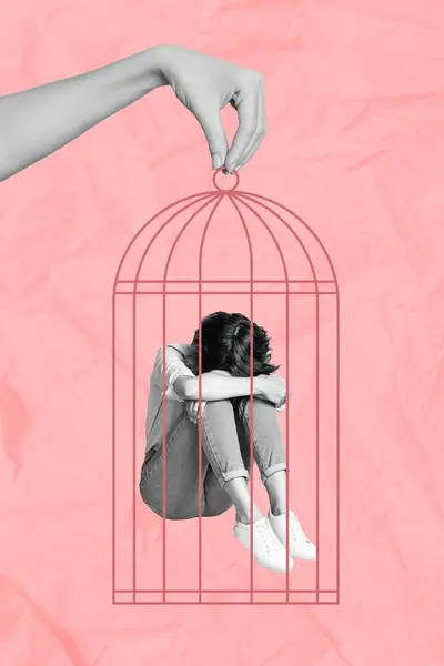 鸟笼里心烦意乱的女孩抱着膝盖 被粉红色背景隔离在监狱里的富有创意的拼贴图片 — 图库照片