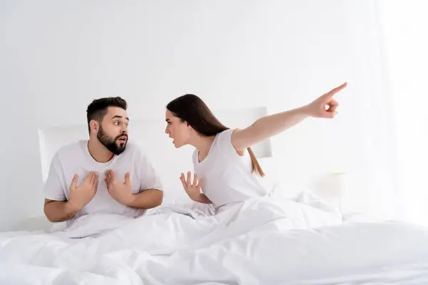 Foto Suami Yang Marah Istri Yang Sedang Tidur Sedang Tidur — Stok Foto