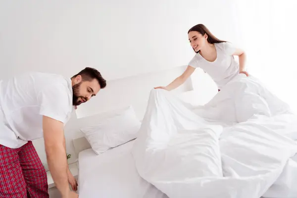 Foto Menarik Suami Positif Istri Pakaian Tidur Membuat Tempat Tidur — Stok Foto