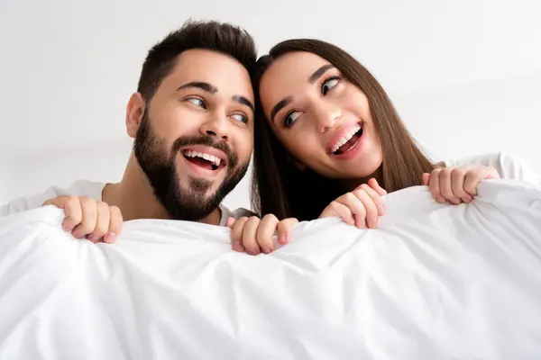Fotografia Unui Cuplu Pozitiv Vesel Oamenii Bucură Pătură Reținere Somnului — Fotografie, imagine de stoc