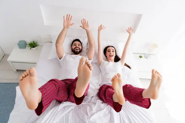 Foto Suami Yang Ceria Istri Tidur Malam Jatuh Dan Bersenang — Stok Foto
