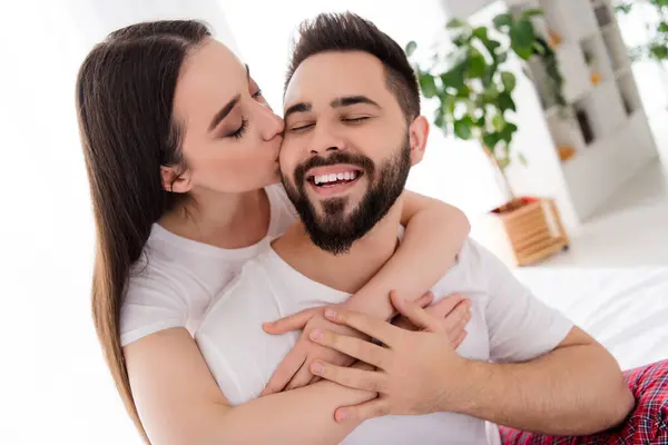 Foto Suami Yang Menggoda Istri Yang Menawan Berpelukan Berciuman Dalam — Stok Foto
