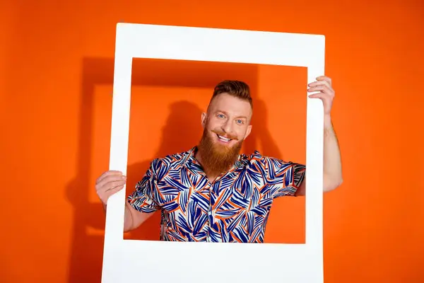 Retrato Hombre Radiante Con Barba Larga Roja Llevar Camisa Impresión —  Fotos de Stock