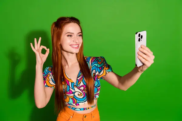 Photo Portrait Attractive Young Woman Shoe Okey Selfie Photo Dressed — Stock Photo, Image