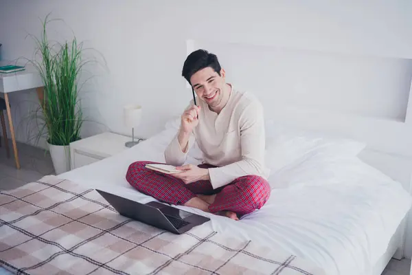 Photo Minded Attractive Man Sitting Bed Working Home Writing Plan — Stock Photo, Image