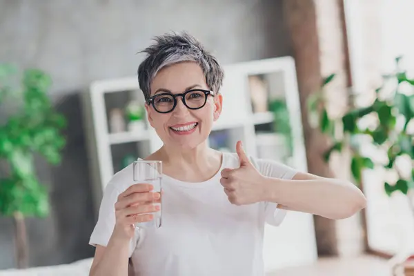 Photo Nice Senior Woman Thumb Drink Water Dressed White Clothes — Stock Photo, Image
