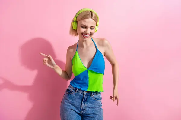 Photo Optimistic Girl Bob Hairdo Dressed Colorful Tank Headphones Dancing — Stock Photo, Image