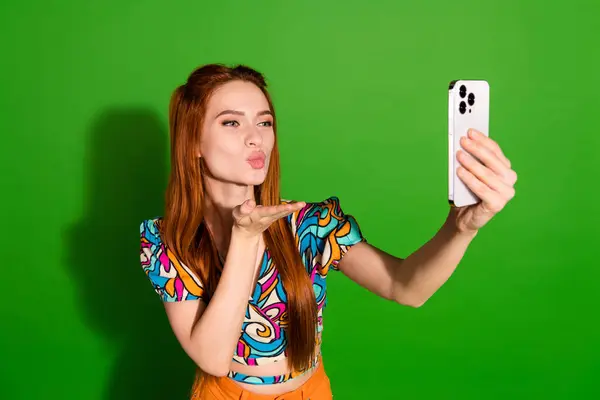 Zdjęcie Portret Atrakcyjnej Młodej Kobiety Wysłać Pocałunek Powietrza Selfie Zdjęcie — Zdjęcie stockowe