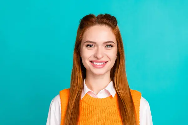 Güzel Genç Kızın Portresi Dişlek Gülümseme Kameraya Bak Moda Turuncu Telifsiz Stok Fotoğraflar