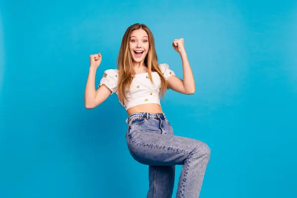 Foto Von Glücklichen Positiven Mädchen Heben Fäuste Schreien Isoliert Blaue Stockfoto