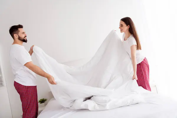 Photo Positive Good Mood Couple Wear White Shirts Changing Sheets — Stock Photo, Image