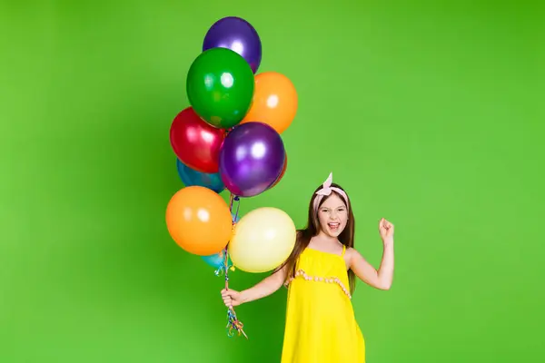 Fotografie Fată Mică Norocoasă Purtați Pini Sus Rochie Ținând Baloane Imagini stoc fără drepturi de autor
