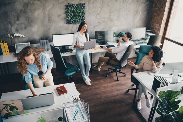 Foto Jóvenes Felices Trabajadores Oficina Discuten Espacio Trabajo Del Proyecto — Foto de Stock
