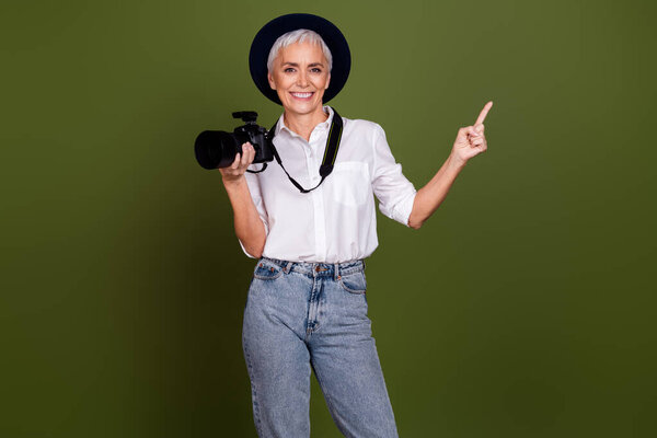 Photo Cheerful Pretty Lady Photographer Dressed White Shirt Cap Capturing Stock Photo