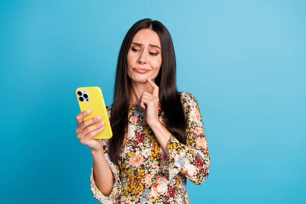 Photo Doubtful Attractive Lady Dressed Floral Print Outfit Reading News Royalty Free Stock Photos