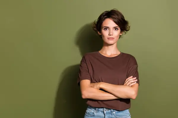 stock image Photo of adorable woman with bob hair dressed brown t-shirt arms crossed stand near offer empty space isolated on khaki color background.