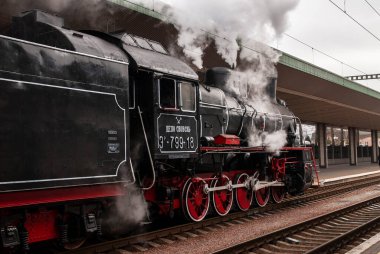 KIYV, UKRAINE - 8 HAZİRAN 2023: Merkezi tren istasyonunda gezintiye çıkmak. Çocukları Noel tatiline götüren 1954 model klasik lokomotif.