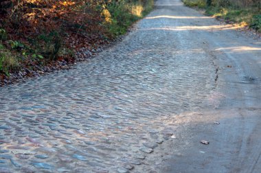 Taştan yapılmış eski bir yol