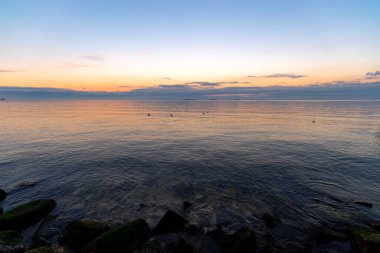 Gdynia 'da batan güneş deniz ufkunun arkasında.