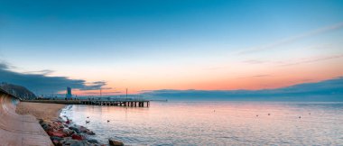 Gdynia 'daki deniz kenarı bulvarı deniz kuleleri manzaralı.