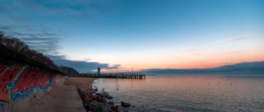 Gdynia 'daki deniz kenarı bulvarı deniz kuleleri manzaralı.