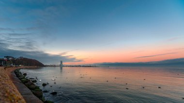 Gdynia 'daki deniz kenarı bulvarı deniz kuleleri manzaralı.